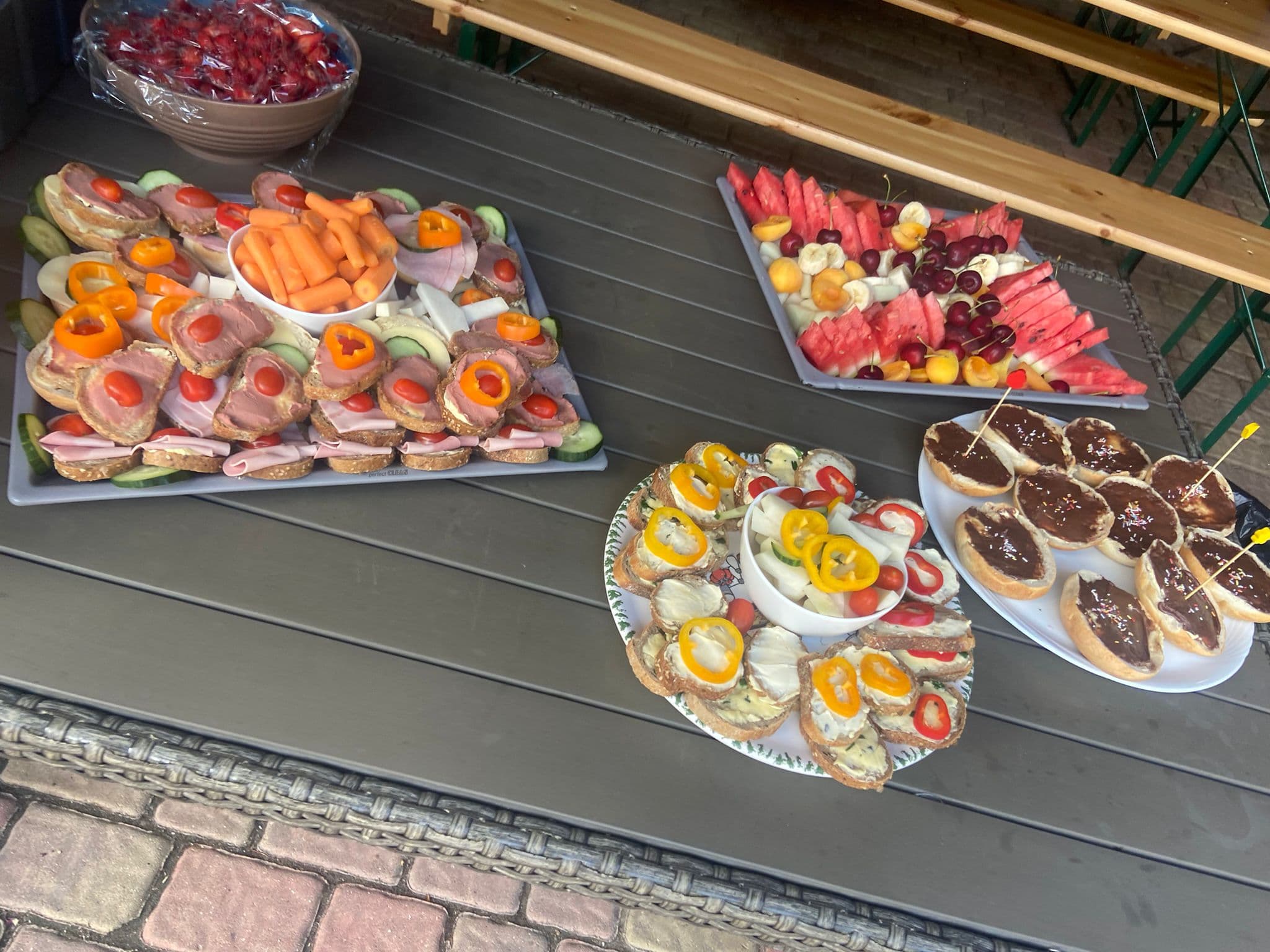 Platten mit belegten Broten, Obst und Gemüse